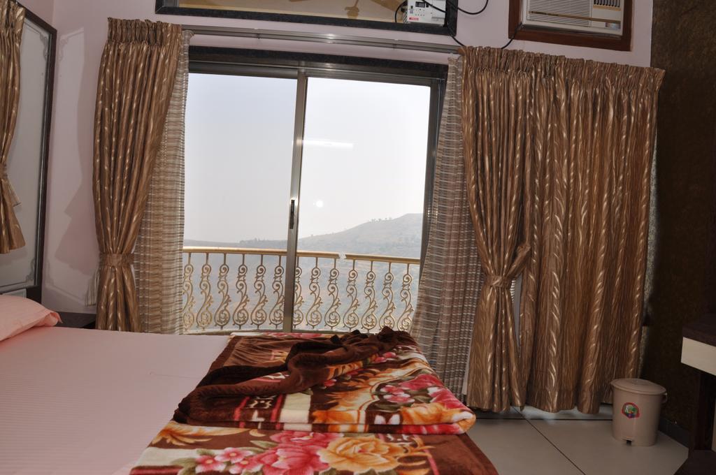 Raval Bunglow Panchgani Room photo